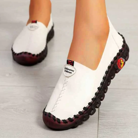 Chaussures plates à semelle épaisse et coupe large pour femmes
